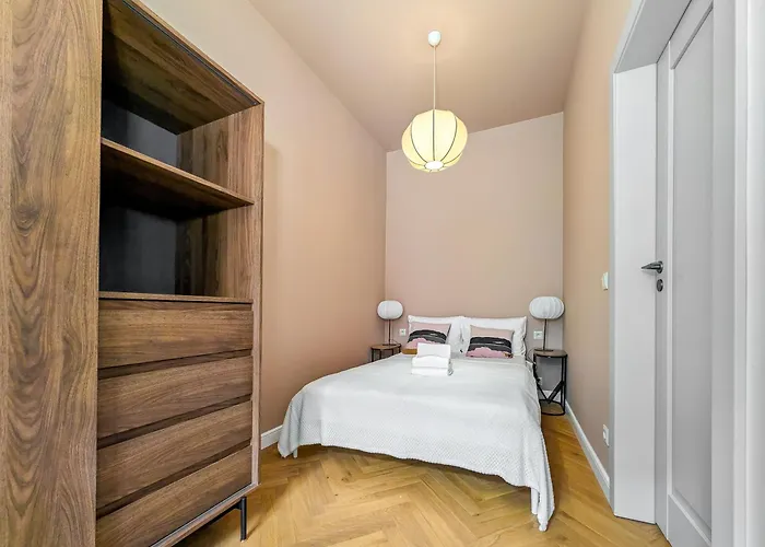 Krasinskiego By Bookinghost 弗罗茨瓦夫